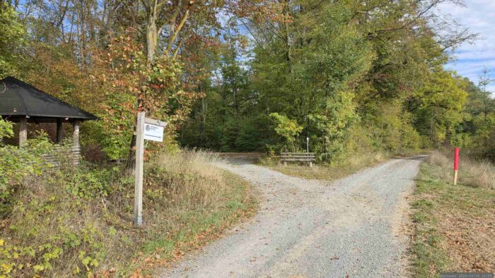 Neu rotgefärbter Holzpfosten am 16. Oktober 2026 am Feldweg in Höhe der Ellinger Hütte