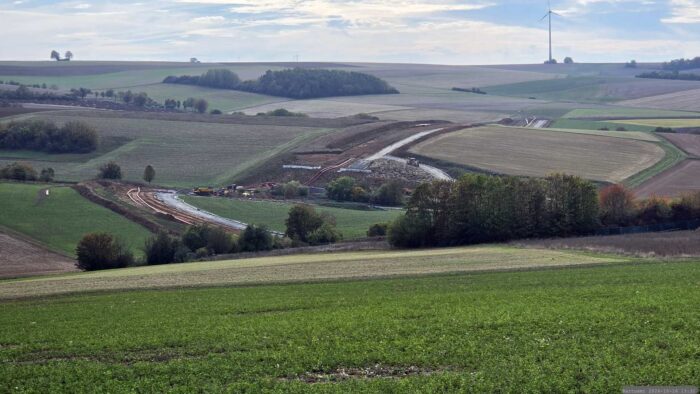 SuedLink - Trassenverlauf: Die Erdkabeltrasse kommt aus Richtung Helmstadt und führt südlich an Oberaltertheim vorbei, bevor sie den Landkreis Würzburg Richtung Gerchsheim (Baden-Württemberg) verlässt.
