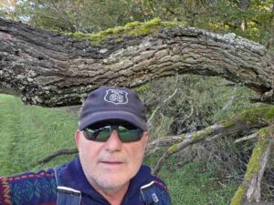 Artur Schmitt an einem umgestürzten Baum am Lochholz