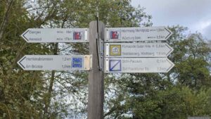 Wegweiser an der Straße oberhalb des Längsees