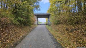 Die Straße führt unterhalb der B 27 zum Spielplatz nach Höchberg