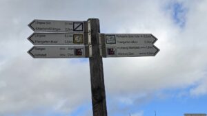 Wegweiser an der Straße oberhalb des Längsees