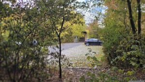 Wir passieren den Parkplatz am Neuen Friedhof in Höchberg