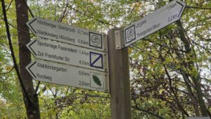 Wegweiser oberhalb des Werksandsteinbruchs Höchberg