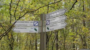 Wegweiser oberhalb des Werksandsteinbruchs Höchberg