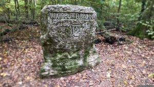 Ein markanter Grenzstein ist der Dreimärker an der Grenze von Waldbüttelbrunn, Höchberg und Zell.