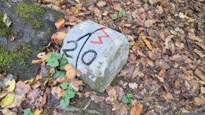 Kleiner Grenzstein am Dreimärkereck