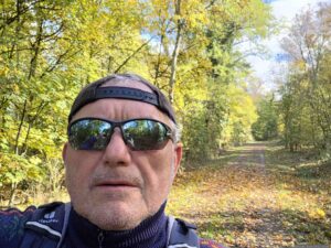 Artur Schmitt am 22. Oktober 2026 auf dem Waldweg am Lödeberg im Buchrainholz bei Waldbüttelbrunn