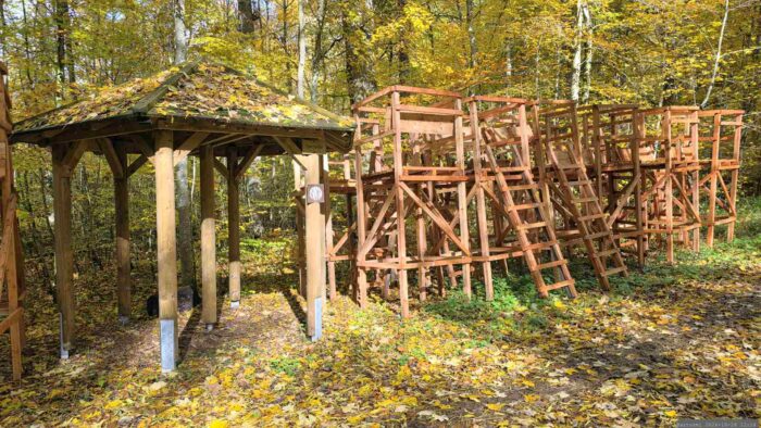 Aufbau von neuen Hochsitzen im Irtenberger Wald