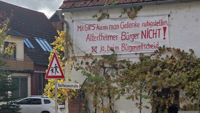 Protestplakat in der Raiffeisenstraße in Oberaltertheim
